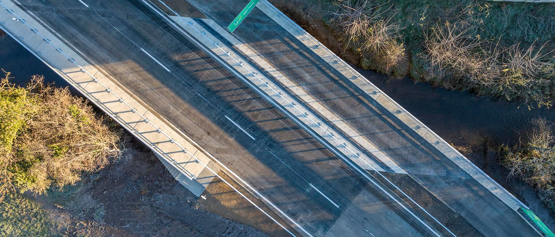 Blue Modern 3 Points Vertical Bar Chart Graph (1920 × 820 px)